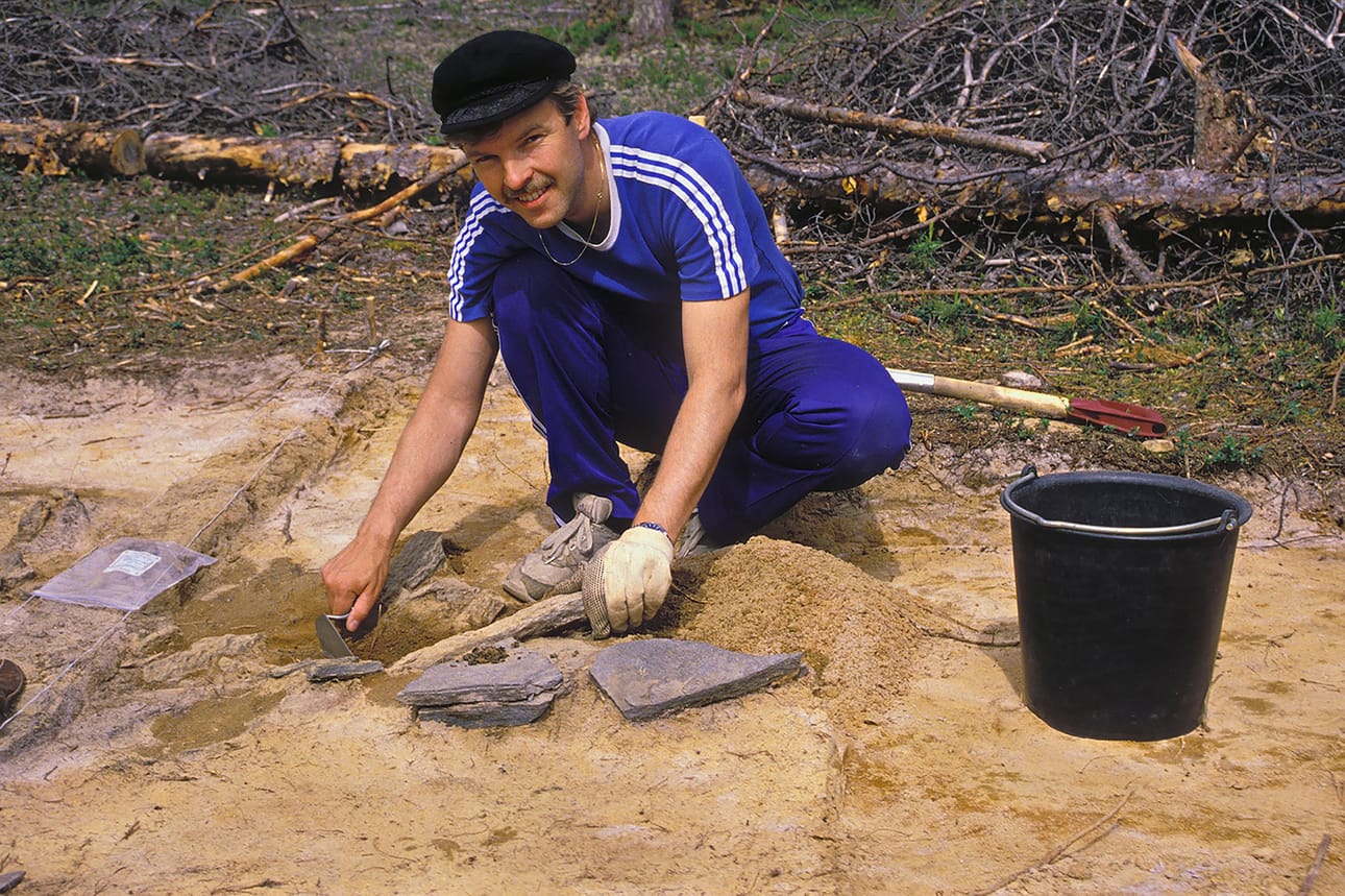 Hannu Kotivuori nuorena arkeologina kaivauksilla vuonna 1989.