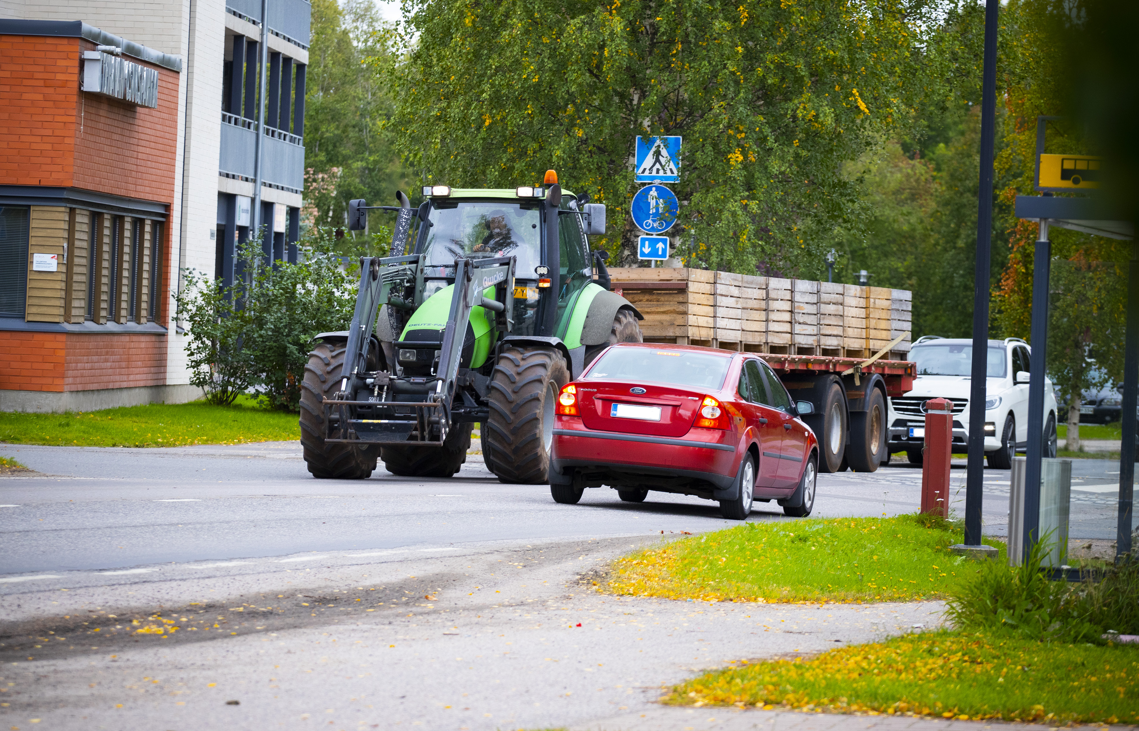 Ely-keskus vakuuttaa: Puimurit mahtuvat jatkossakin kulkemaan Tyrnävän keskustan läpi ja noppakivetys kestää liikenteen