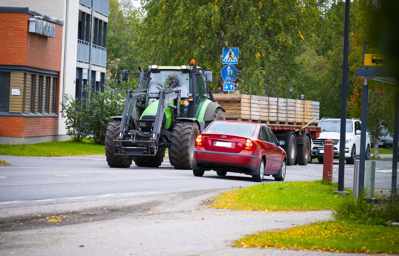 Kylvö-, nosto- ja puintiaikaan Tyrnävän keskustan läpi kulkee paljon maatalouskoneita. Uusi graniittinoppakivetys kestää kyllä, vakuutetaan ely-keskuksesta.
