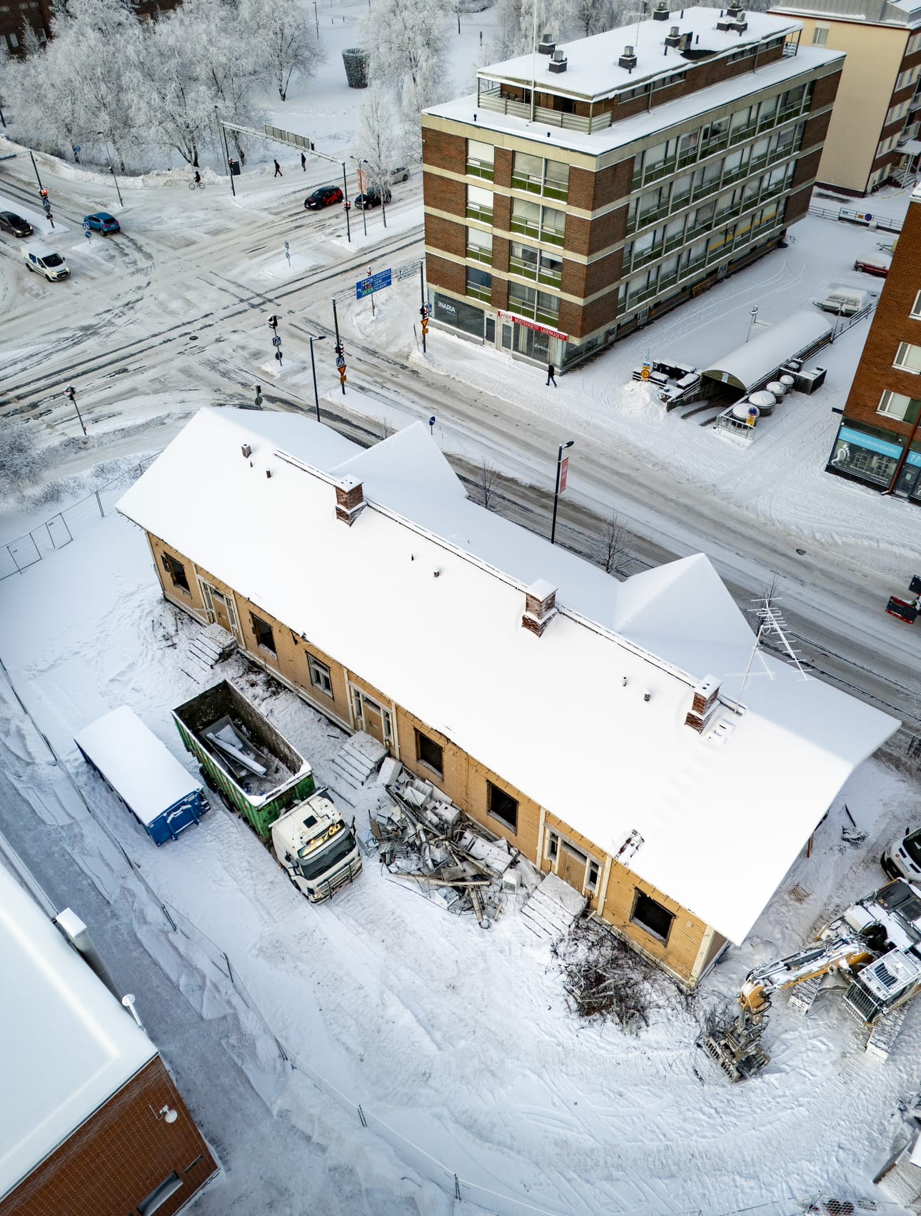 Suuri osa rakennuksen materiaaleista saadaan uusiokäyttöön. Muun muassa lattialankut, ikkunat sekä pönttöuunit kierrätetään.
