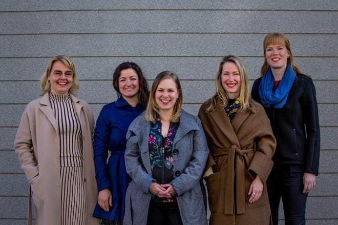 Marianne Waltermann (sd.), Ivanka Capova (vihr.), Aino Akinyemi (vas.), Sari Somppi (r.) ja Anneli Lehto (vas.) ovat Vaasan valtuuston feministisen verkoston perustajajäseniä. 12-jäseninen verkosto tavoittelee taakseen valtuutettujen enemmistöä. KUVA: PAULA KASKIMAA