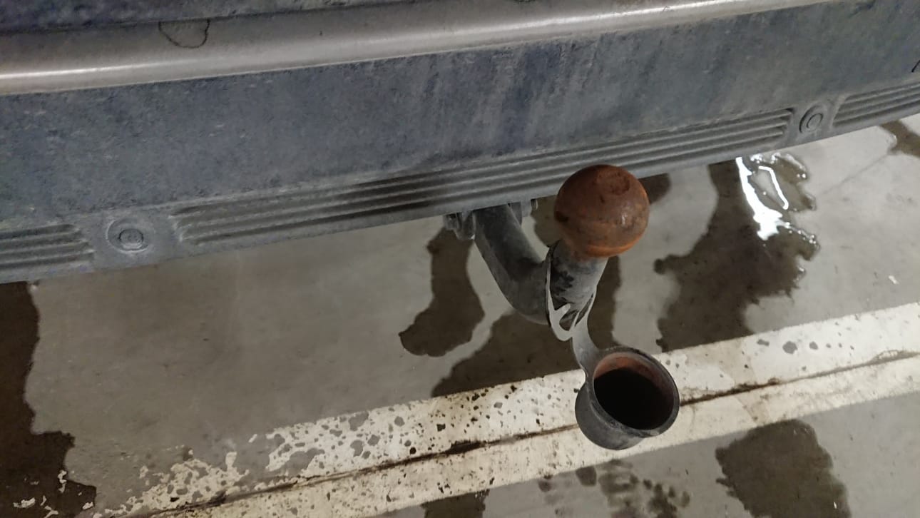 Vetokoukut ovat alttiina vedelle, kuralle ja tiesuolalle, mikä ruostuttaa nopeasti ja tuo ongelmia irrotettavan vetokoukun mekanismeihin. Kuvassa huolettomampi kiinteä vetokoukku.