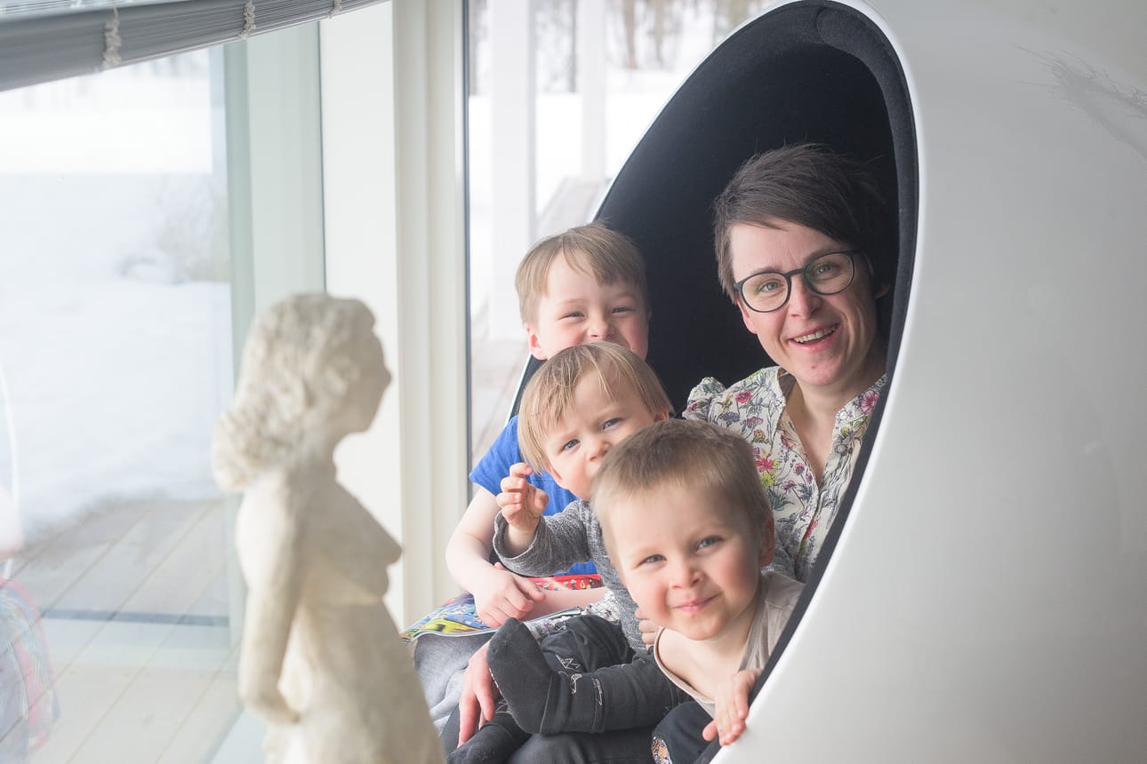 Marja Tornberg toivoo keskustelua kotihoidontuen kuntalisästä ja koulujen sisäilmasta sekä päivähoitopaikoista. Kotona hän kasvattaa ja sivistää Asseria, Eliasta ja Aamosta.