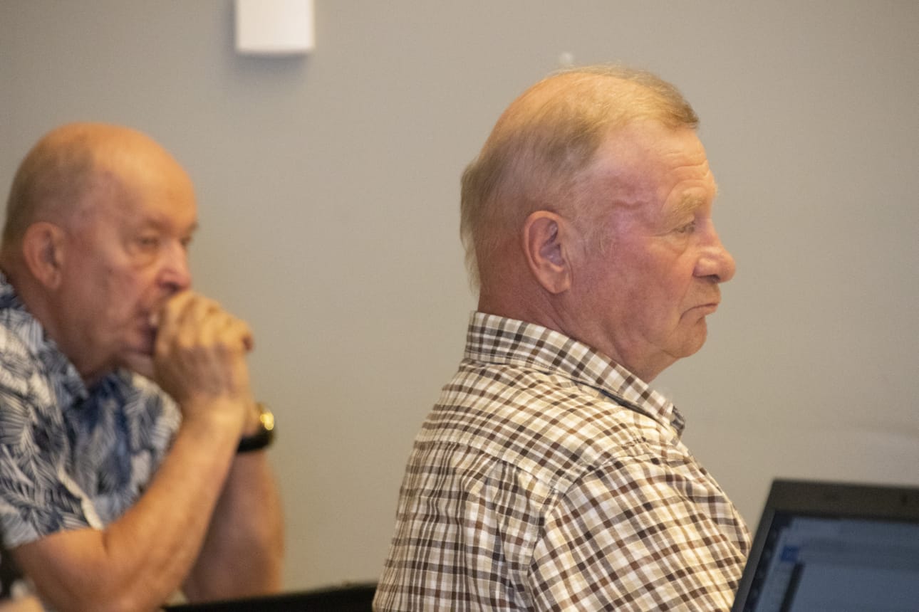 Kunnanvaltuutettu Aimo Suorsa esitti Alpo Laakon kannattamana, koulutoimenjohtajan irtisanomisasia olisi viety uudelleen valmisteltavaksi. Miesten näkemys ei saanut riittävää kannatusta.