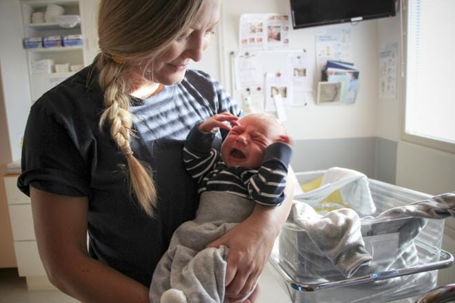 Kätilö Mia Majasaari pitelee sylissään Sara Strang-Sjöbergin ja Stefan Sjöbergin esikoispoikaa, joka syntyi Vaasan keskussairaalassa maanantaina. KUVA: LAURA ANNILA