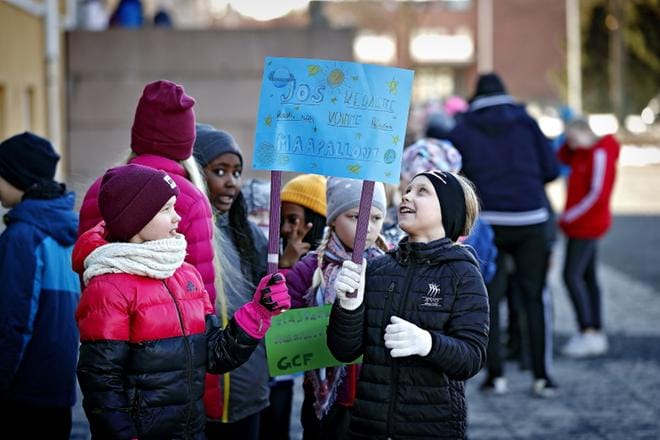 Olivia Hakala ja Helmi Koivisto 3B:ltä valmiina Marttilan koulun ilmastokävelylle. KUVAT: TOMI KOSONEN