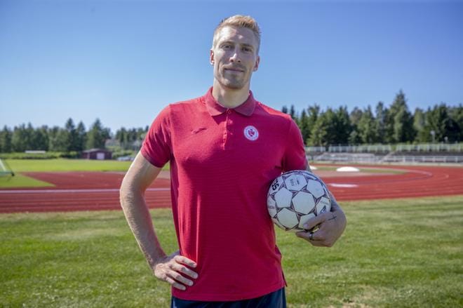 Teemu Penninkangas on ollut keväällä tuttu näky Alavuden urheilukentällä. KUVA: ELENA MIKKILÄ