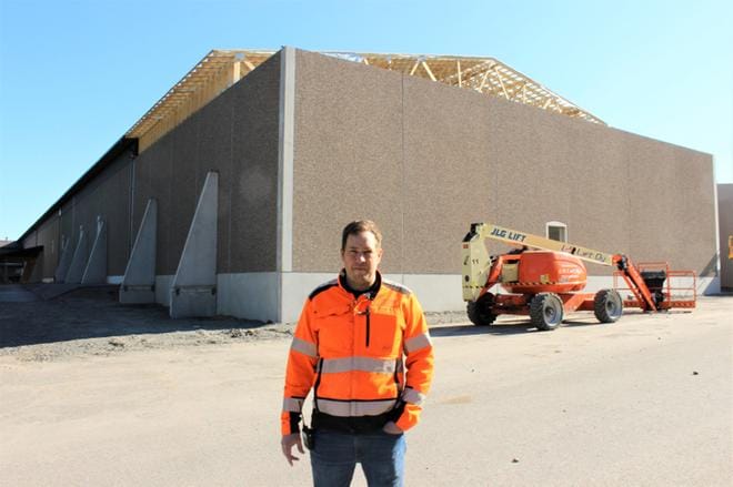 Toimitusjohtaja Sami Öströmin taustalla on yrityksen syksyksi valmistuva suuri lisäosa. KUVA: TAUNO RIIHILUOMA