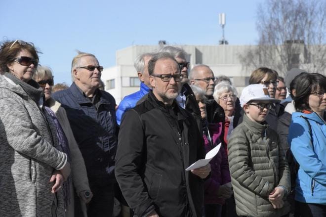 Kristinuskoon kääntyneiden turvapaikanhakijoiden puolesta järjestetty mielenilmaus keräsi parisataa ihmistä Pietarsaaren torilla. Kappalainen Boris Salo juonsi tapahtuman. KUVA: TAPIO LEHTINEN