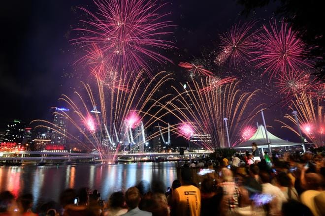 Sydneyn satamassa järjestettiin ensimmäinen suuri ilotulitus jo iltayhdeksältä, jotta lapsiperheillä olisi parempi mahdollisuus osallistua juhlintaan. Keskiyöllä ilotulitus oli vielä massiivisempi. Maassa riehuvien maastopalojen vuoksi ilotulituksia on kritisoitu Australiassa tänä vuonna voimakkaasti. KUVA: DAN PELED