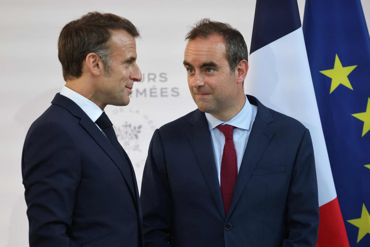 Ranskan presidentti Emmanue Macron (vas.) nimitti Sebastien Lecornun uudelleen maan pääministeriksi (oik.). LEHTIKUVA/AFP