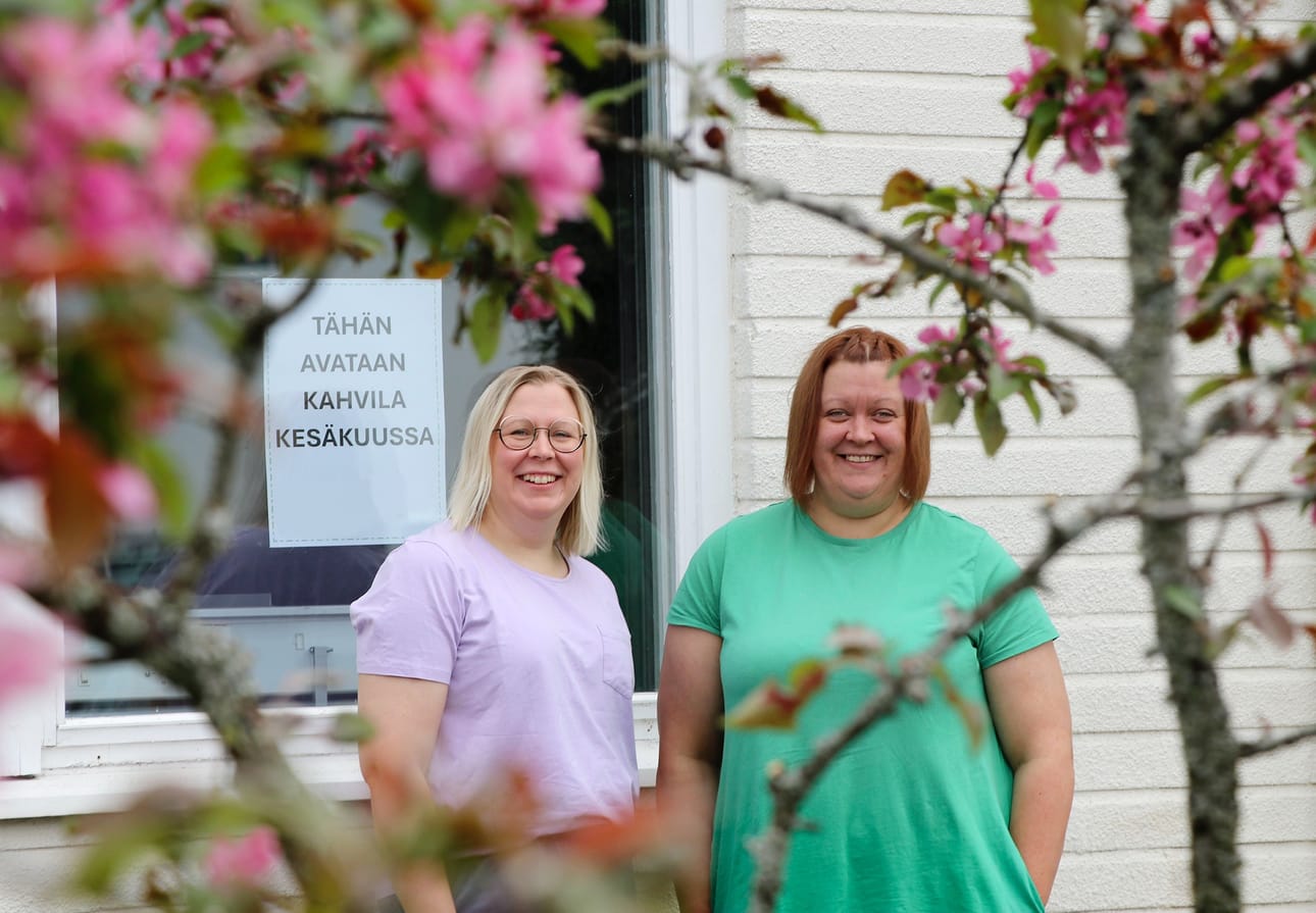 Vimpeliläiset siskokset Jenna Heikkilä (vas.) ja Jutta Tuomela toteuttavat pitkäaikaisen haaveensa avaamalla kahvilan. Molemmat ovat ammatiltaan sairaanhoitajia, ja yksi kahvilan perustamista tukenut ajatus olikin se, että voisi tehdä työkseen jotain aivan erilaista.