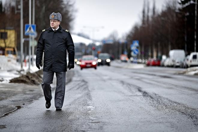 Puolustusvoimien Pohjanmaan aluetoimiston päällikkö, everstiluutnantti Mika Piiroinen haki Kirkkokadulla askelmerkkejä lippujuhlan päivän paraatiin Seinäjoella maanantaina. KUVA: TOMI KOSONEN
