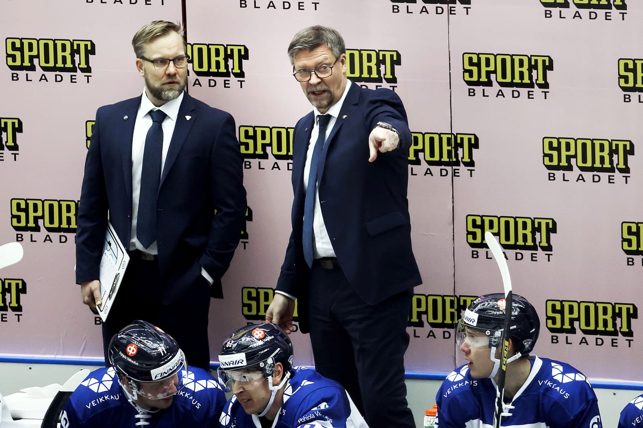"Ehkä Ruotsilla oli enemmän saavutustarvetta, tahtoa voittaa edellisen päivän rökäletappion jälkeen", päävalmentaja Jukka Jalonen arveli. Viressä kakkosvalmentaja Mikko Manner.