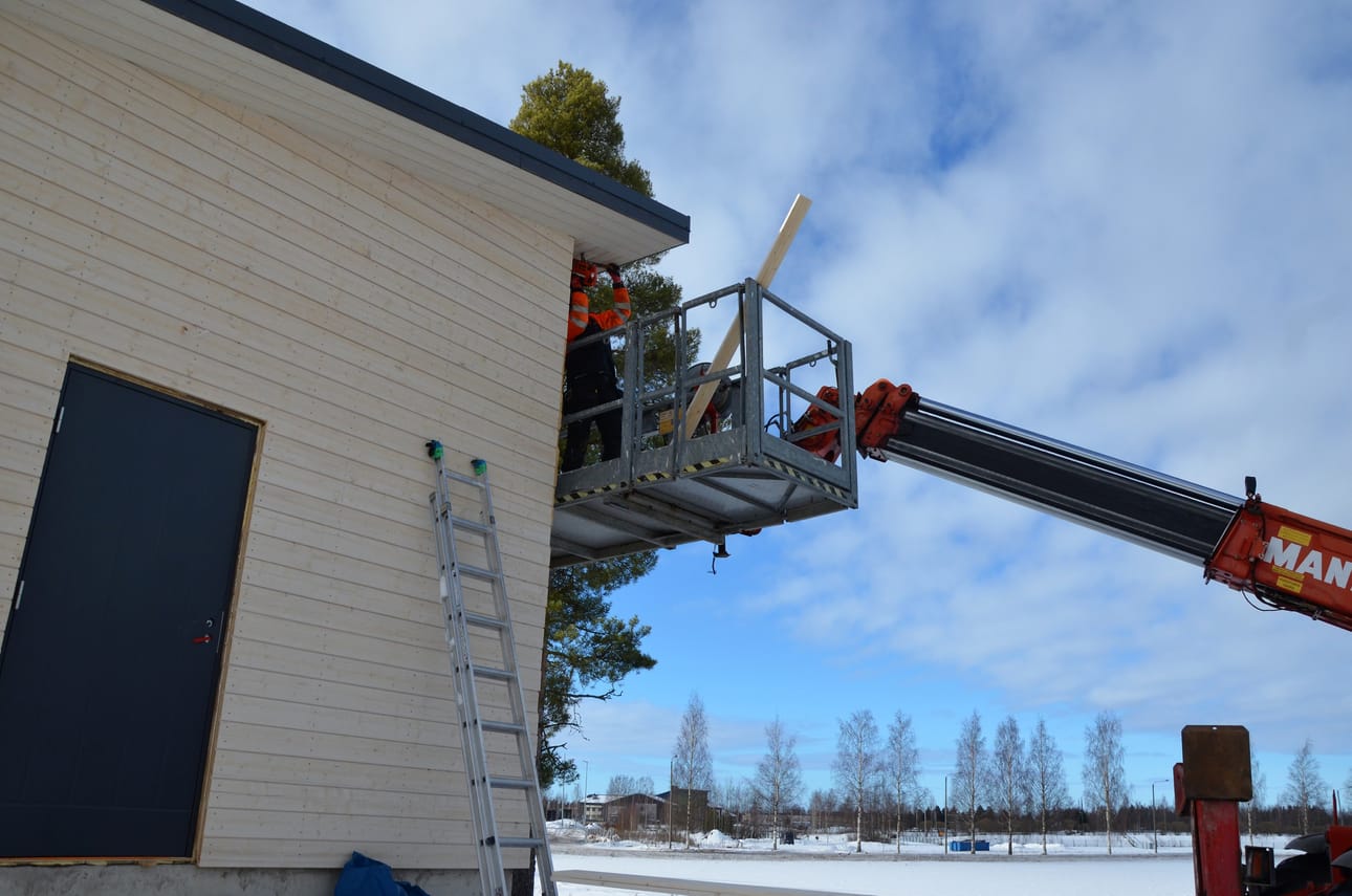 Rakennusalan ammattilaiset kertovat, että rakentamisen kustannukset ovat nousseet, mutta materiaalien saatavuus on hieman parantunut.