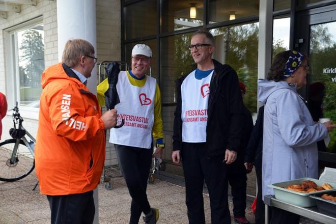 Jari Leivo haastatteli kaupunginjohtaja Vesa Koivusta ja kirkkoherra Ari Aurasta kirkkokierrosten kuulumisista tempauksen päätteeksi. KUVA: MARKKU TURPELA
