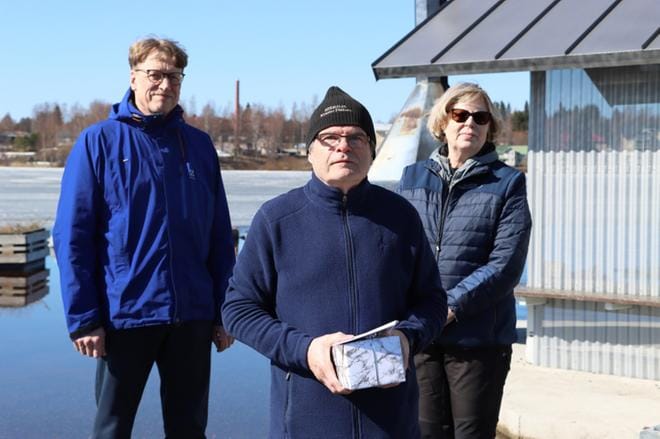 Jouni Nieminen palkittiin viime vuoden Kunnon kuntalaisena. Palkintonsa hän sai liikuntapalvelupäällikkö Leena Mäki-Fossilta ja toimitusjohtaja Jussi Ruuhelalta. KUVA: EEVA-LIISA KULJU