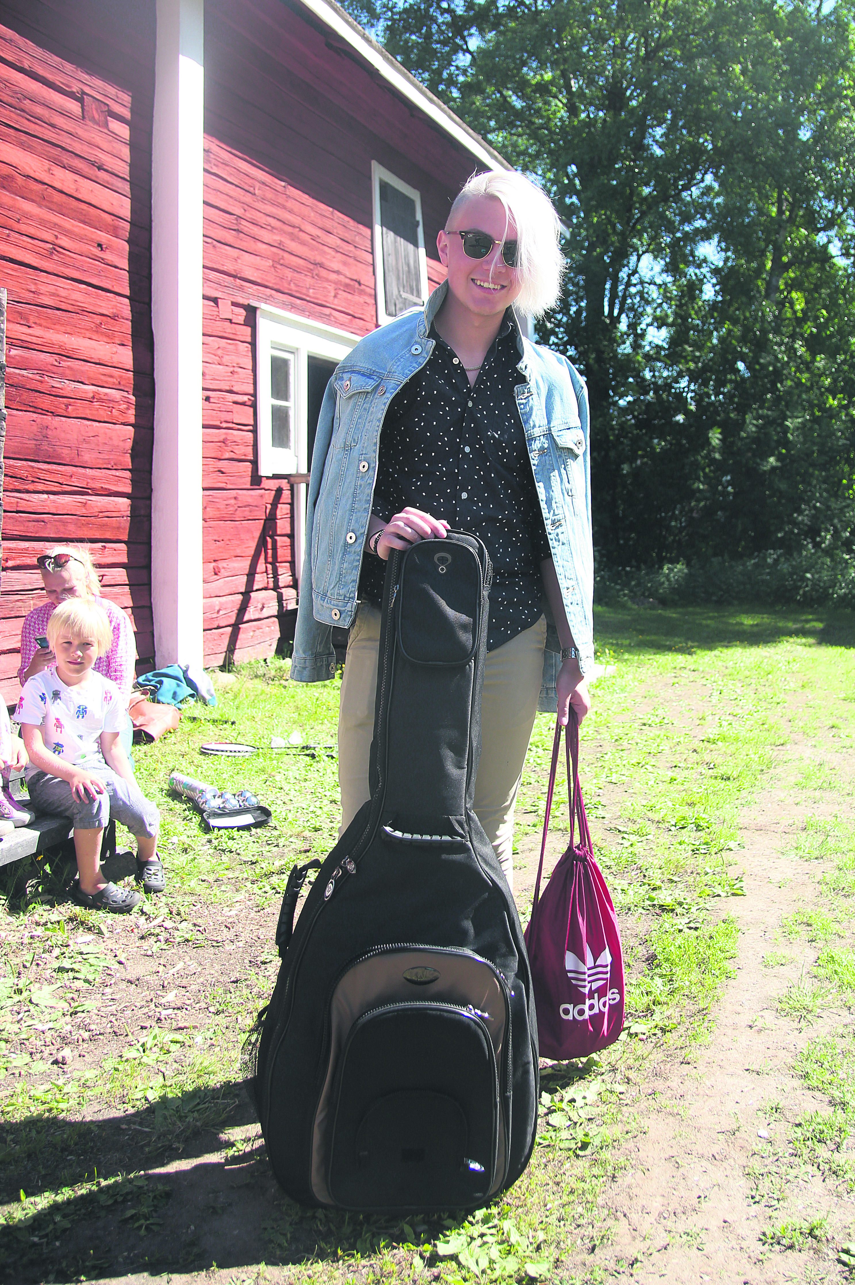 Kempeleläisen Roope Halosen yritys tarjoaa ohjelmapalveluita, kuten DJ- ja live-musiikkia, laulajia ja soittajia vaikkapa kesätapahtumiin. Esiintyjät ovat pääosin alueen nuoria ja opiskelijoita, jotka ovat esiintyjäuransa alkupuolella. Näin palvelut voi tarjota hieman kilpailijoita edullisempaan hintaan ja ohjelmisto on taatusti tuoretta.