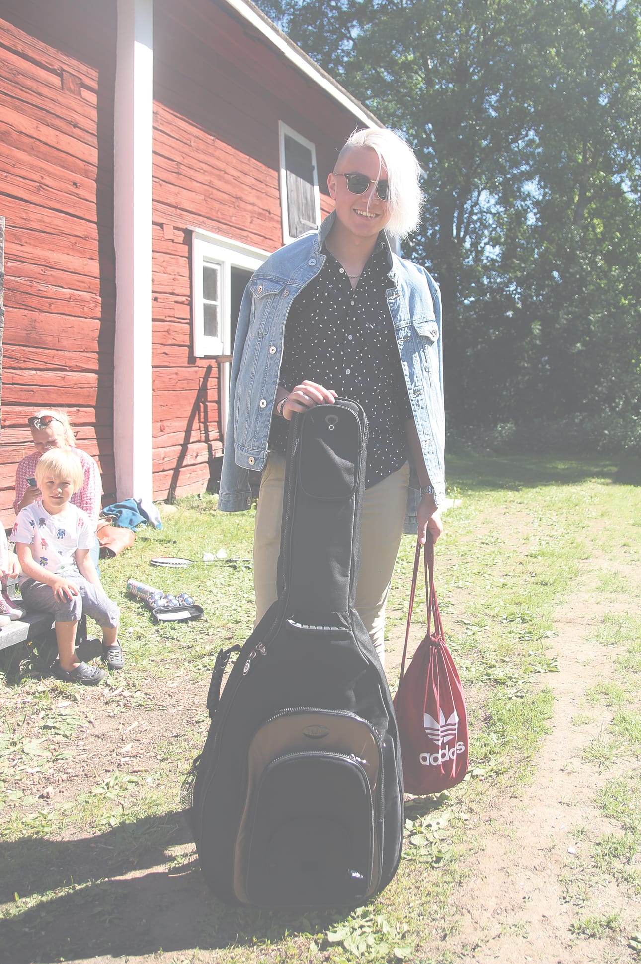 Kempeleläisen Roope Halosen yritys tarjoaa ohjelmapalveluita, kuten DJ- ja live-musiikkia, laulajia ja soittajia vaikkapa kesätapahtumiin. Esiintyjät ovat pääosin alueen nuoria ja opiskelijoita, jotka ovat esiintyjäuransa alkupuolella. Näin palvelut voi tarjota hieman kilpailijoita edullisempaan hintaan ja ohjelmisto on taatusti tuoretta.