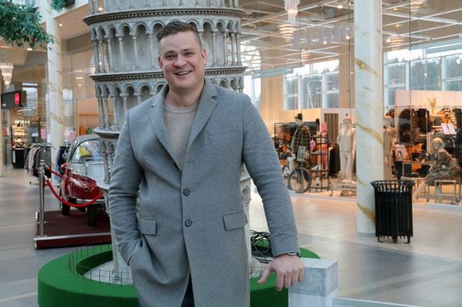 Kai Hägglund asettui kuvattavaksi Pisan tornin pienoismallin eteen RoadHousessa mutta tunnusti haaveilevansa Italian-matkan sijasta pääsystä Marbellaan. KUVA: ANU NAHKALA
