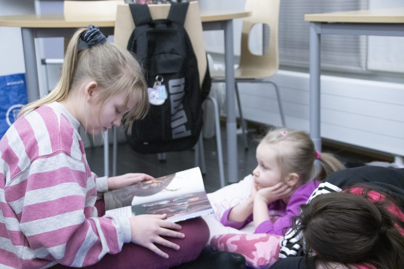 Laura Mämmelä luki Adele-siskolle ja Anna-äidilleen Frozen kirjaa, koska Frozen on pikkusiskon suosikkihahmoja. Anna kiitteli lukukampanjan innostaneen Lauraa lukemaan.