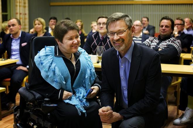 Carola Lithén ja Michael Luther haluavat jatkaa tärkeissä tehtävissään. Kenth Nedergård (keskellä kuvassa) haluaa, että vaaleissa hyvin pärjänneet RKP:n rivien kuntaliitoksen kannattajat huomioidaan. – Olen siksi lähtenyt siitä, että tästä asiasta voitaisiin keskustella, eikä noin vain anneta paikkoja eniten ääniä saaneille, Nedergård sanoo. KUVA: TIMO ANNANPALO