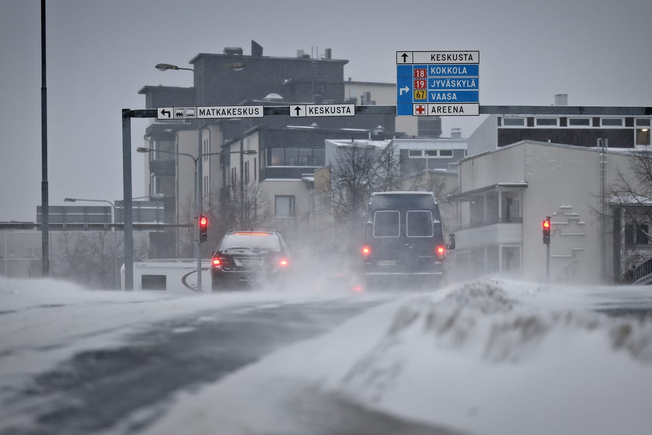 Pohjalaismaakunnissa oli sunnuntaina huonon ajokelin varoitus. Seinäjoella lunta satoi hiljalleen lisää.