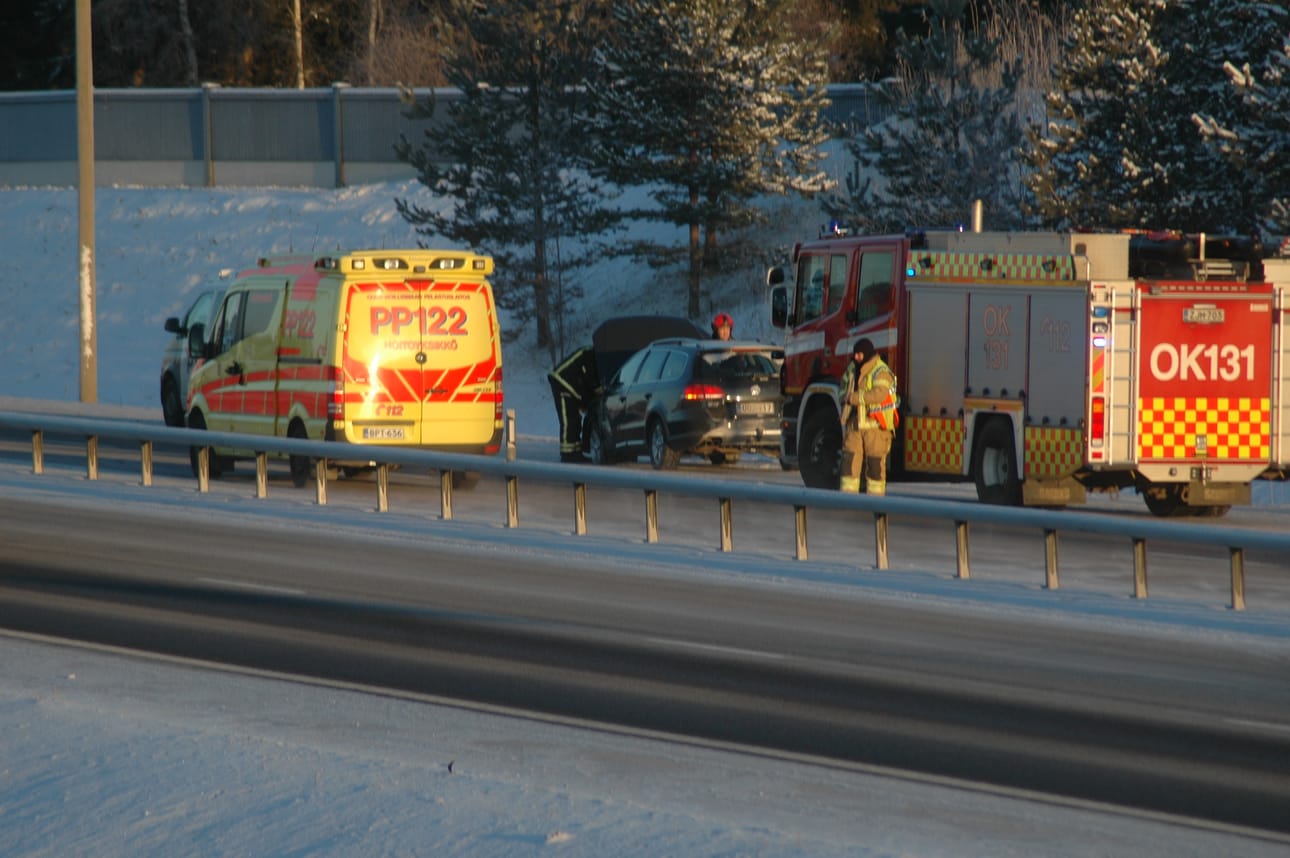 Kolme autoa kolaroi Pohjantiellä keskiviikkona.