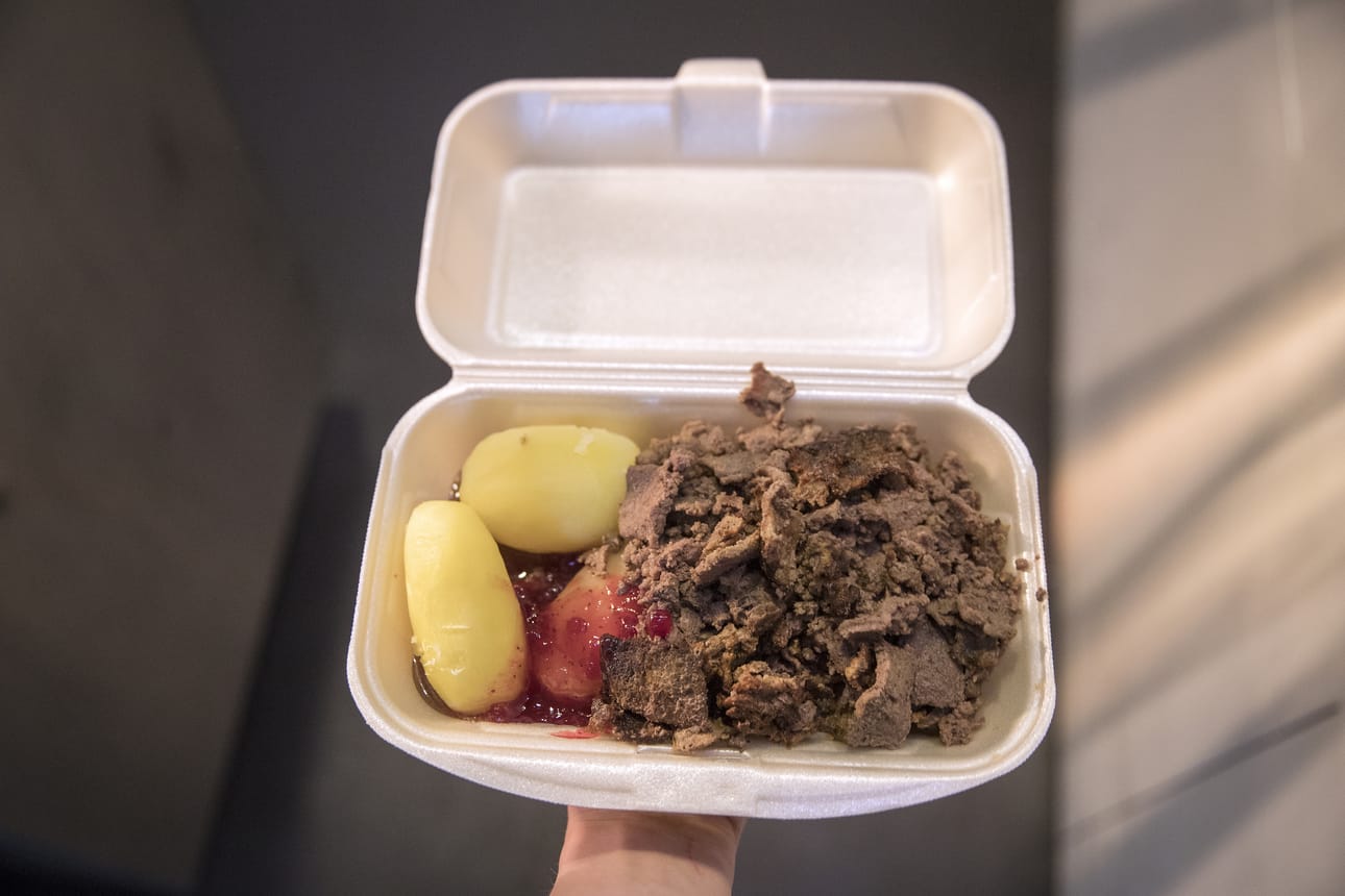 Hävikkiruokana Otto K:ssa oli tarjolla riistakäristystä ja perunaa puolukkasurvoksen kera.