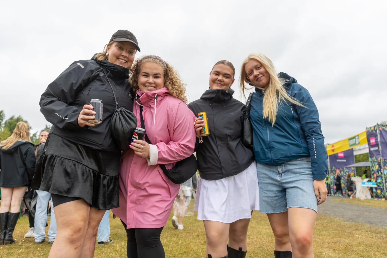 Veera Viitaniemi (vas.), Siiri Pulkkinen, Jenna Moisio ja Lotta Koistinen pohtivat, että moni juo alueella alkoholia pysyäkseen virkeänä pitkien festivaalipäivien aikana.