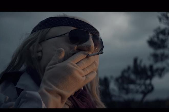 Kuva 3.30-kappaleen musiikkivideosta. Videolla seikkailee Pia Kaleniuksen suunnittelema Juice-nukke.