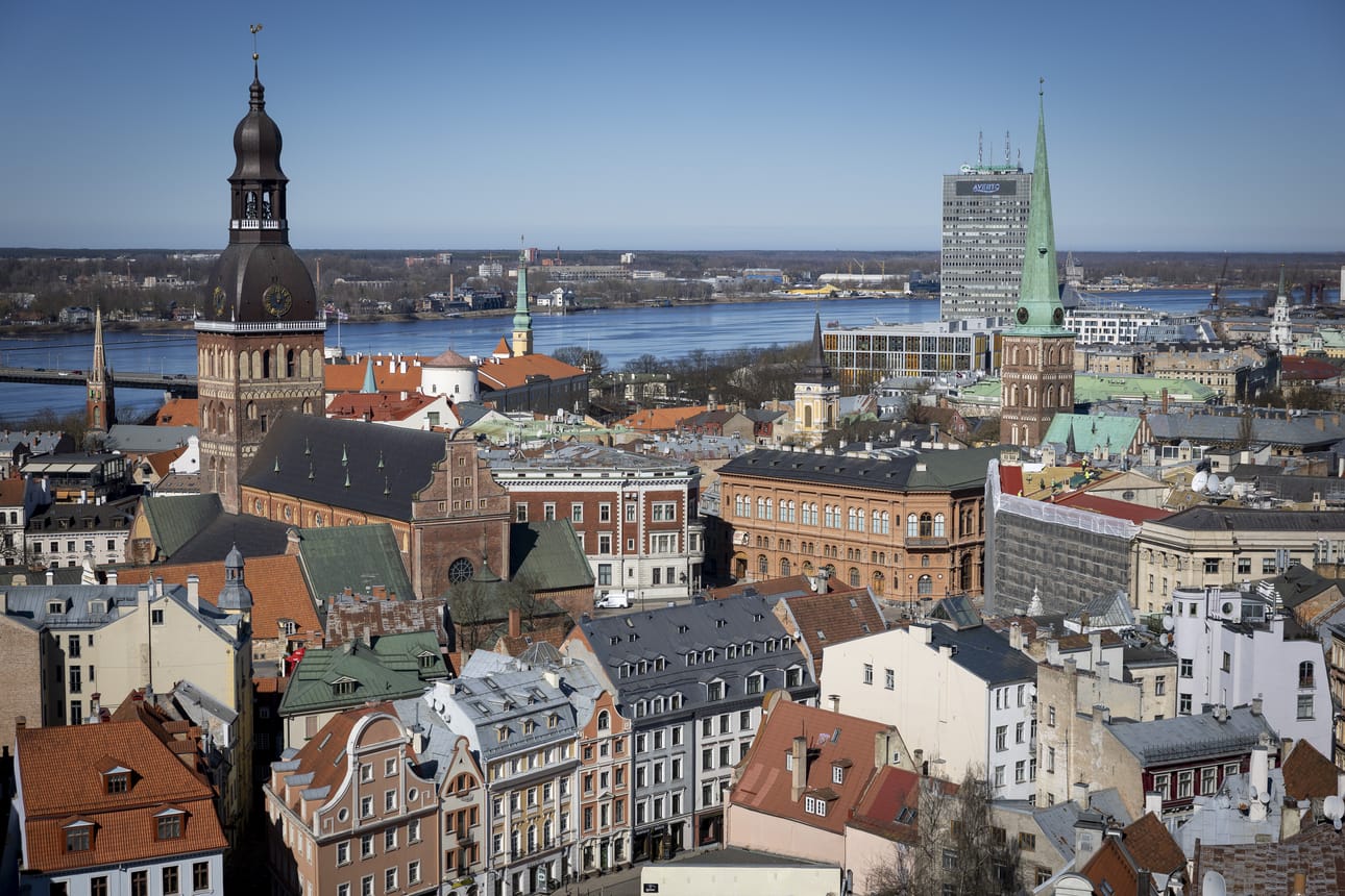 Pyhän Pietarin kirkon tornista avautuvat hulppeat näkymät Riian vanhankaupungin ylle.