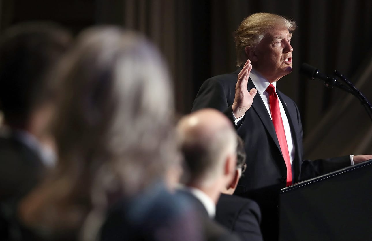 Presidentti Donald Trump ylisti rukousaamiaista hienoksi perinteeksi.