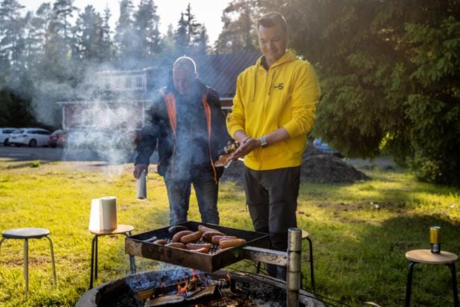 Kuntavaali-iltana perussuomalaisten Hannu Akkaselle ja Harri Koskelalle maistui makkara. Nyt Koskela on vahva ehdokas Ilmajoen valtuuston johtoon. ARKISTOKUVA: ELENA MIKKILÄ