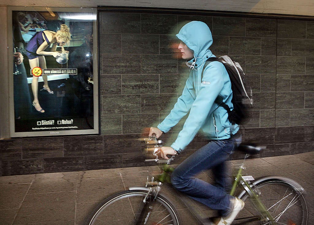 Kännissä olet ääliö -kampanjan juliset koristi Oulun asematunnelia loppukesästä 2007.