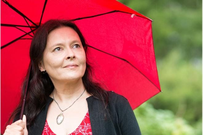 Kauhavalaislähtöinen kirjailija Sari Peltoniemi asuu nykyään Lempäälässä. Hänet tunnetaan myös peräseinäjokelaisen Noitalinna huraa! -yhtyeen laulajana. Ehdokkuus kirjallisuuspalkinnon saajaksi lämmittää hänen mieltään. – En usko, että tulen tässä elämässä olemaan toiste ehdolla samassa kilpailussa Antti Tuurin kanssa. Kuva: Tomi Kontio