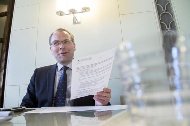 –Kenraali Hägglundin ajatuksessa on vinha perä. Suomi olisi halukkaampi solmimaan puolustusliiton kuin Ruotsi. Sille riittää nykytilannekin, puolustusministeri Jussi Niinistö (sin.) toteaa. KUVA: Mauri Ratilainen, Com.pic