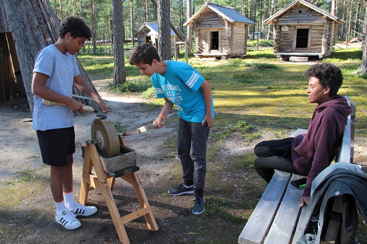 Vasemmalta: Dillan Backman, Daniel Bennasar ja Daniel Backman kirvestä teroittamassa.