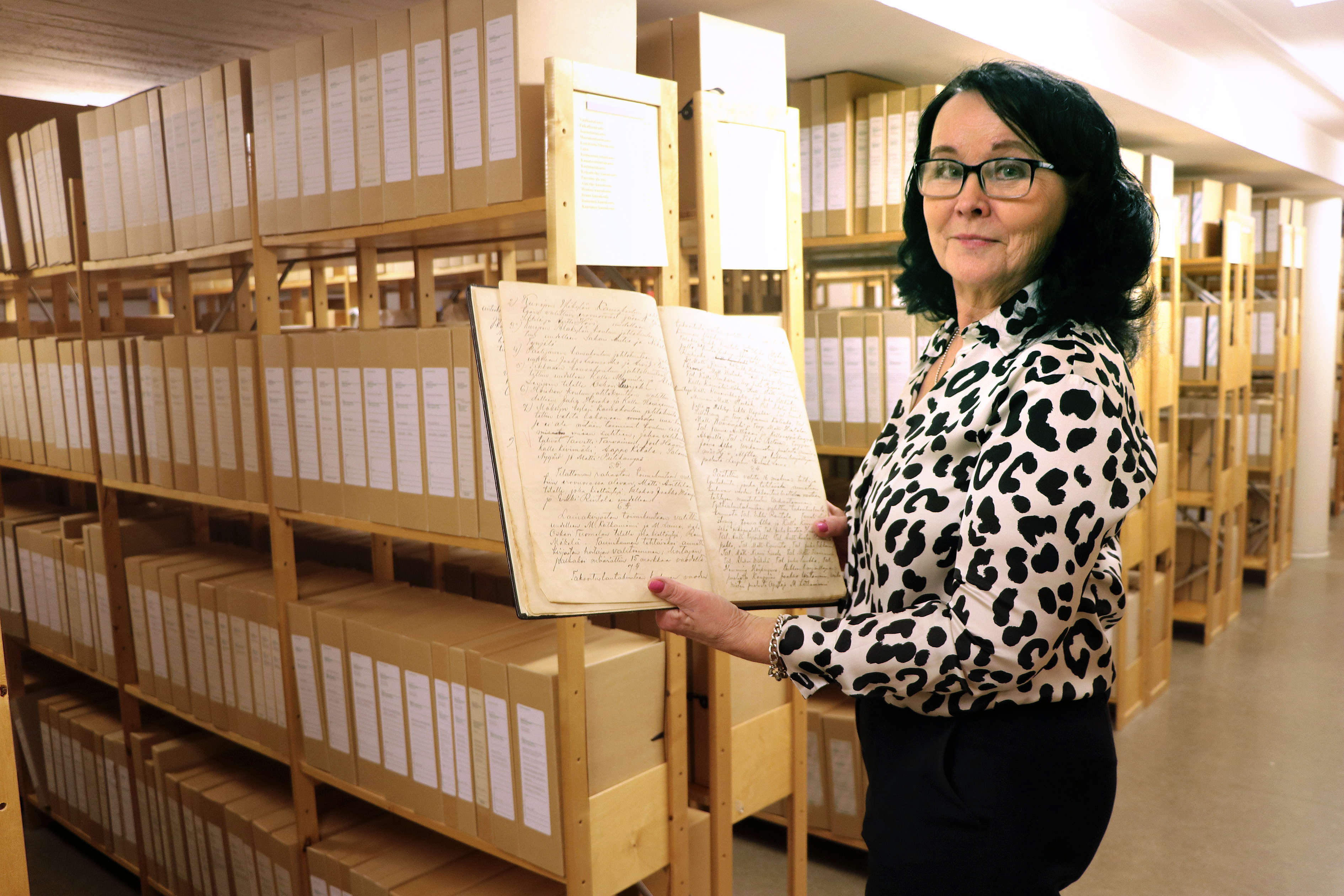 Kaupungintalon kellarissa on satoja hyllymetrejä arkiston aarteita - arkistonhoitaja kertoo, mitkä pitäisi tulipalon syttyessä pelastaa ensin