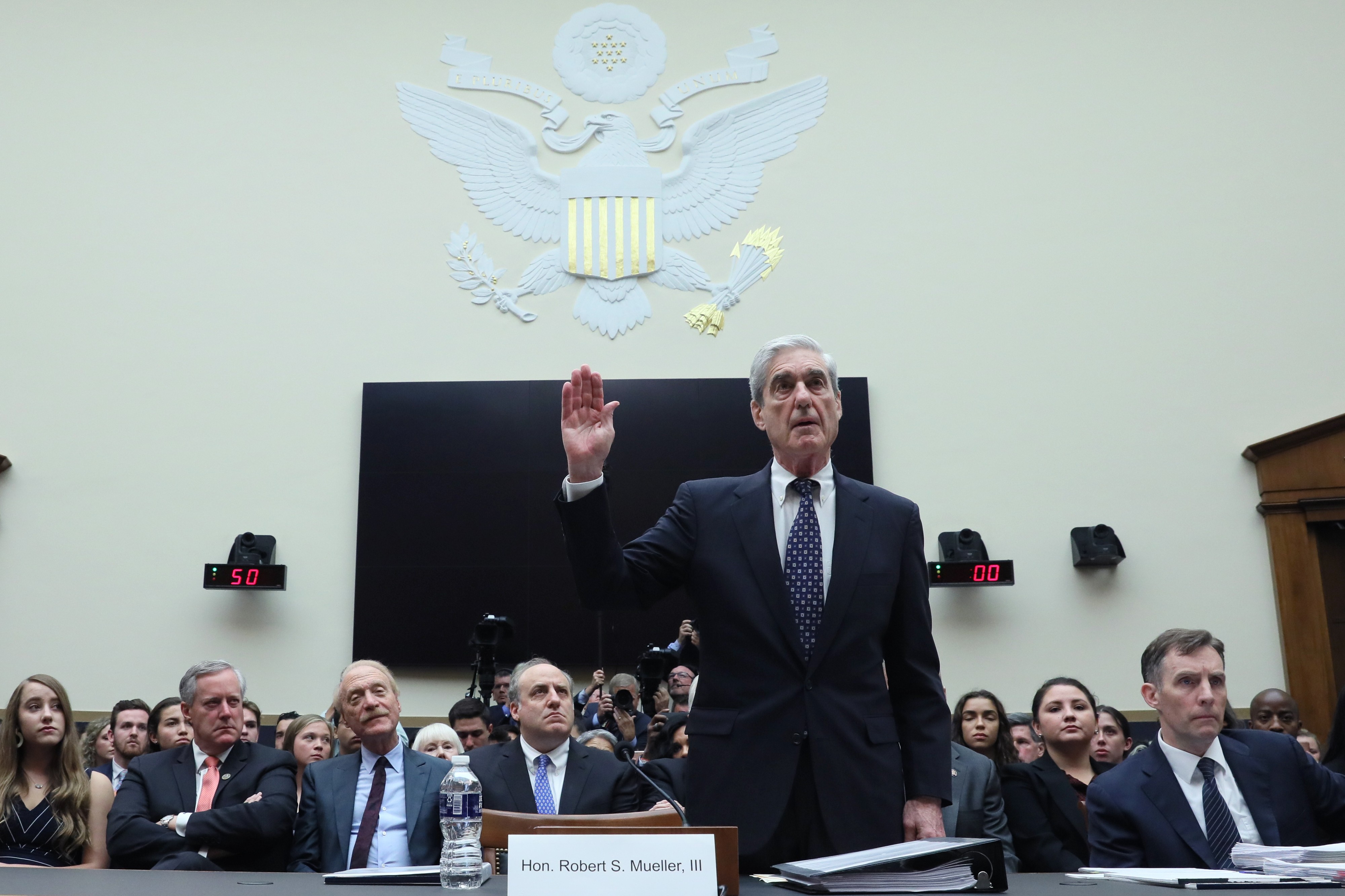 Robert Mueller todistaa kahdelle valiokunnalle.