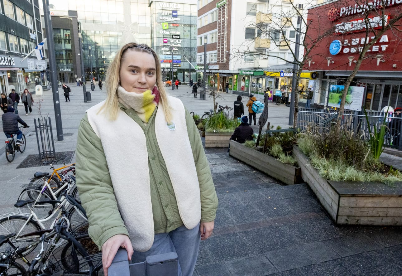 Linnea Laatikainen on järjestämässä tämän vuoden Tiernatoria ja Kädentaitajien lahjatoria, jotka tulevat aivan vierekkäin: edellinen Kauppurienaukiolle ja jälkimmäinen entisen Anttilan alakertaan. Torit on tarkoitus yhdistää jouluisilla somisteilla.