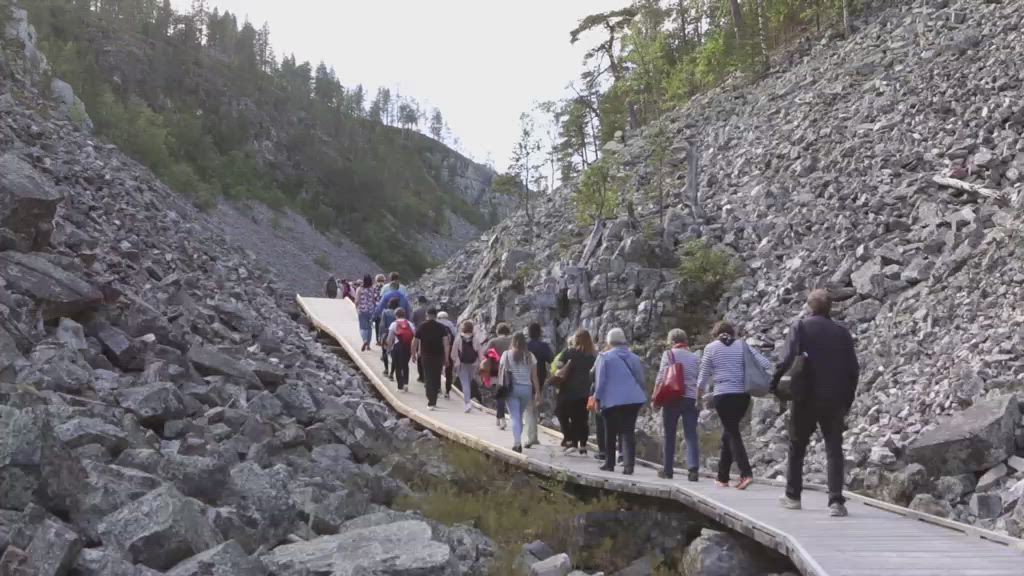 Ylioppilaskunnan Laulajat esittvät Leevi & the Leavingsien sovituksia Aittakurussa.