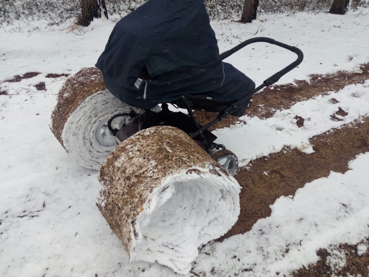 Lastenrattaiden työntäminen kevätsäässä voi olla rankkaa puuhaa.