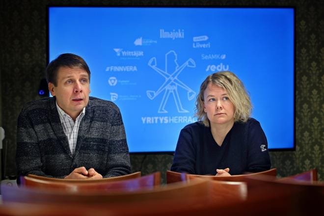 – Yritysherralassa käyvien yrittäjien määrä ei ole itseisarvo, vaan tärkeintä on, että he löytävä oikeat asiantuntijat ja yritykset saadaan sysättyä oikeaan suuntaan, Ilmajoen yritysasiamies Rami Mattila pohtii. Hänen kanssaan Yritysherralaa on järjestänyt kunnan projektipäällikkö ja Liiverin tiedottaja Sonja Pitkäjärvi. Yrityspalvelupisteen avajaisia vietetään tiistaina. KUVA: KARI LÖFHJELM
