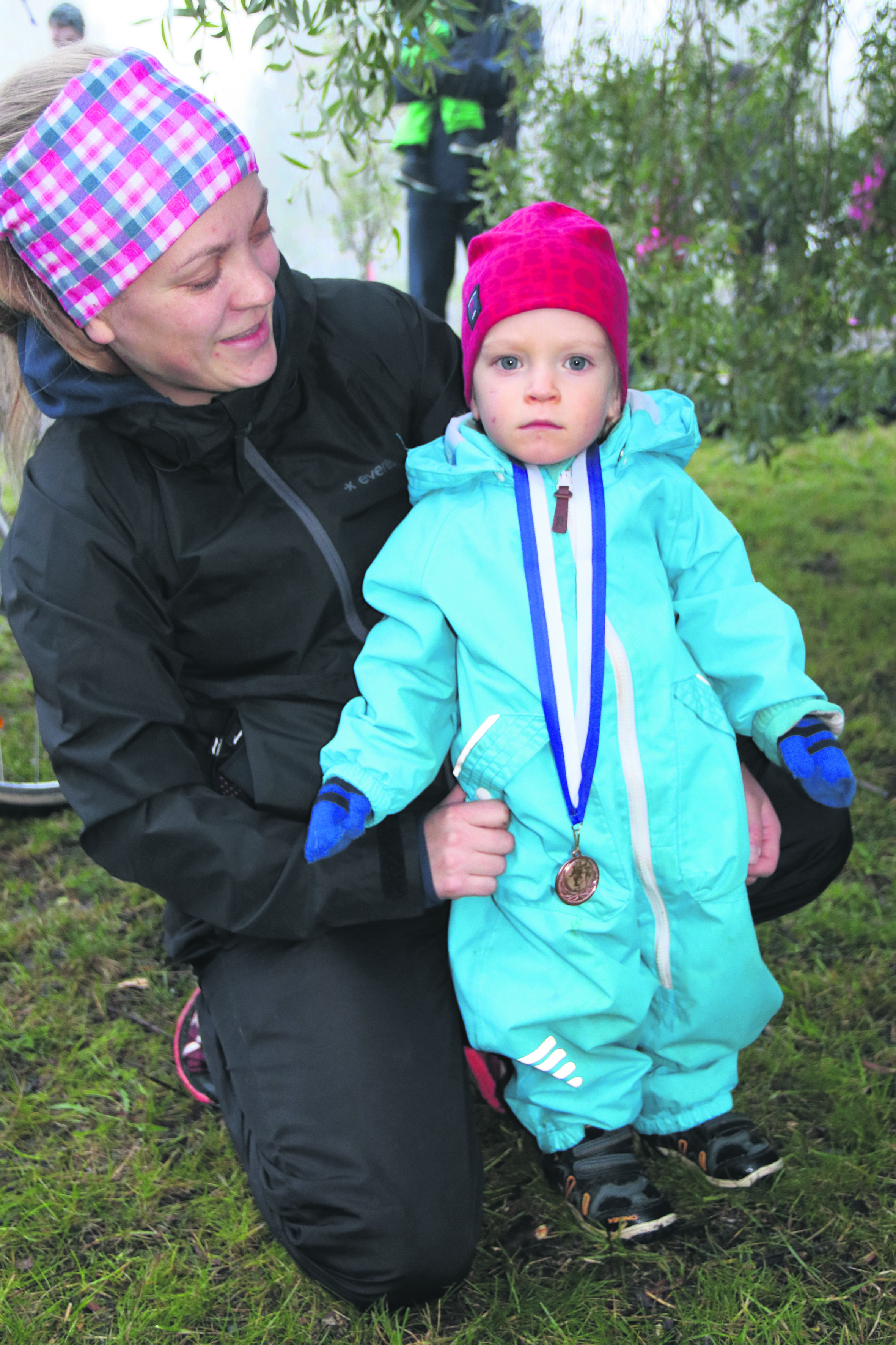 Saku ja Minna Harjuhahto innostuivat mukaan, kun mummo vinkkasi tapahtumasta. Myös Sakun serkkutyttö juoksi samassa lähdössä Sakun kanssa.