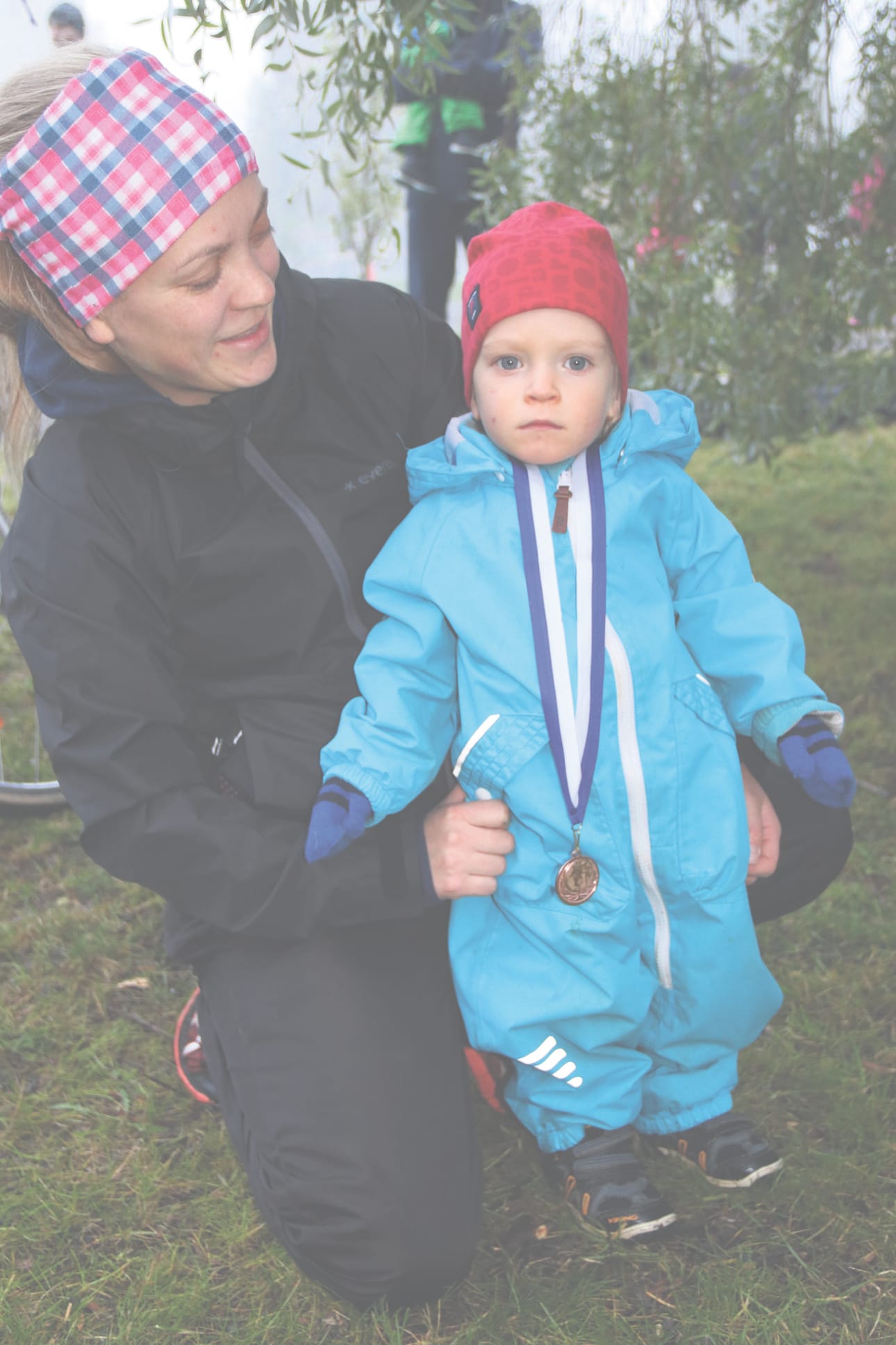 Saku ja Minna Harjuhahto innostuivat mukaan, kun mummo vinkkasi tapahtumasta. Myös Sakun serkkutyttö juoksi samassa lähdössä Sakun kanssa.