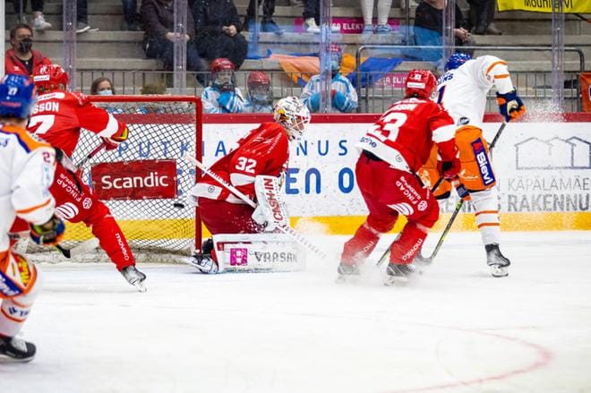 Kiekko oli ensimmäisen kerran Sportin verkossa kahdeksannella peliminuutilla. Osuma jäi voittomaaliksi, kun Sport ei pystynyt taaskaan maalintekoon. KUVAT: PASI SUOKKO/APOLLO PHOTO