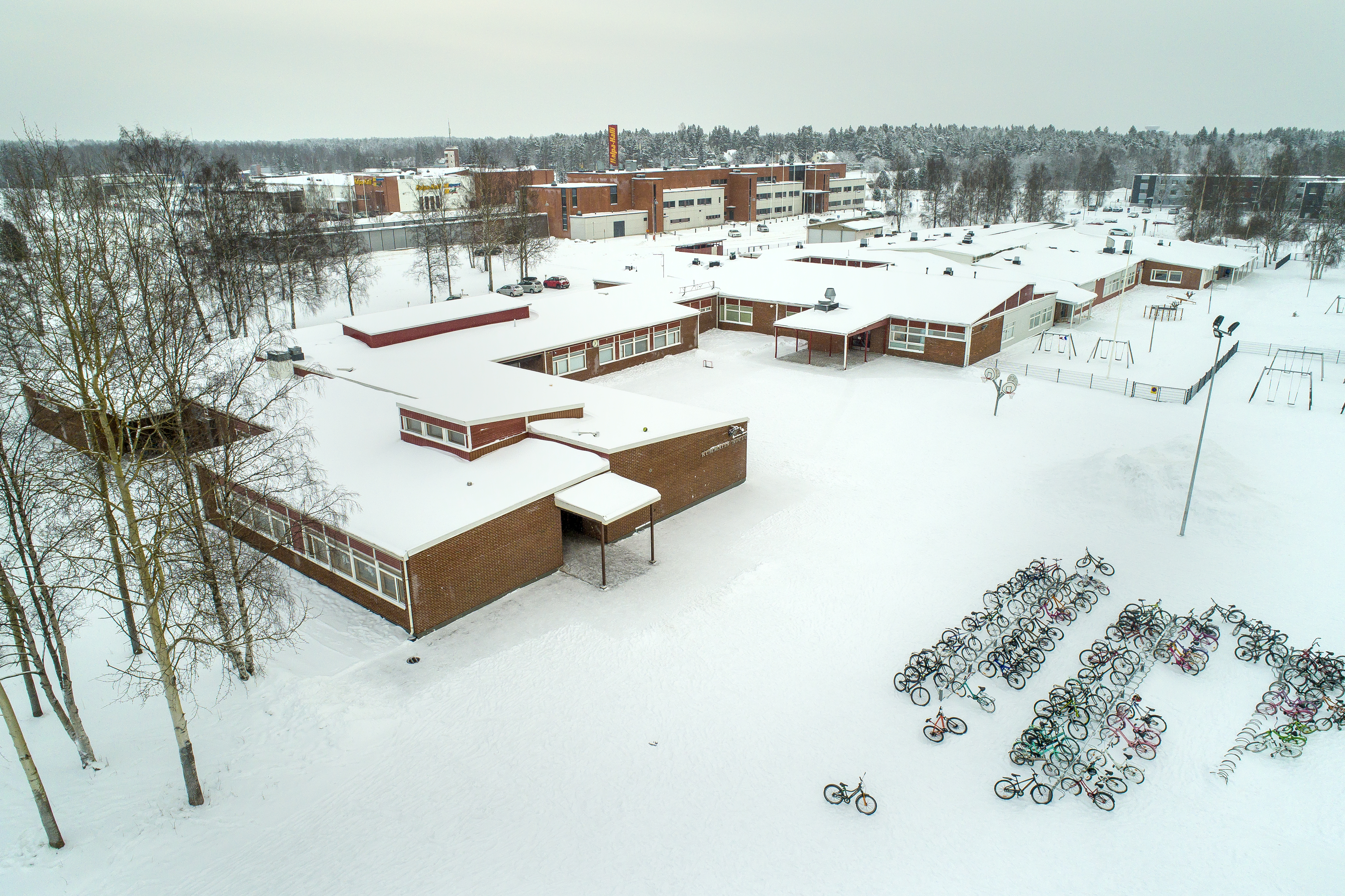 Kuntotutkimus paljasti ongelmia Kummatin koulun vanhalta ja uudelta puolelta. Mikrobivaurioita löytyi useista kohdista.