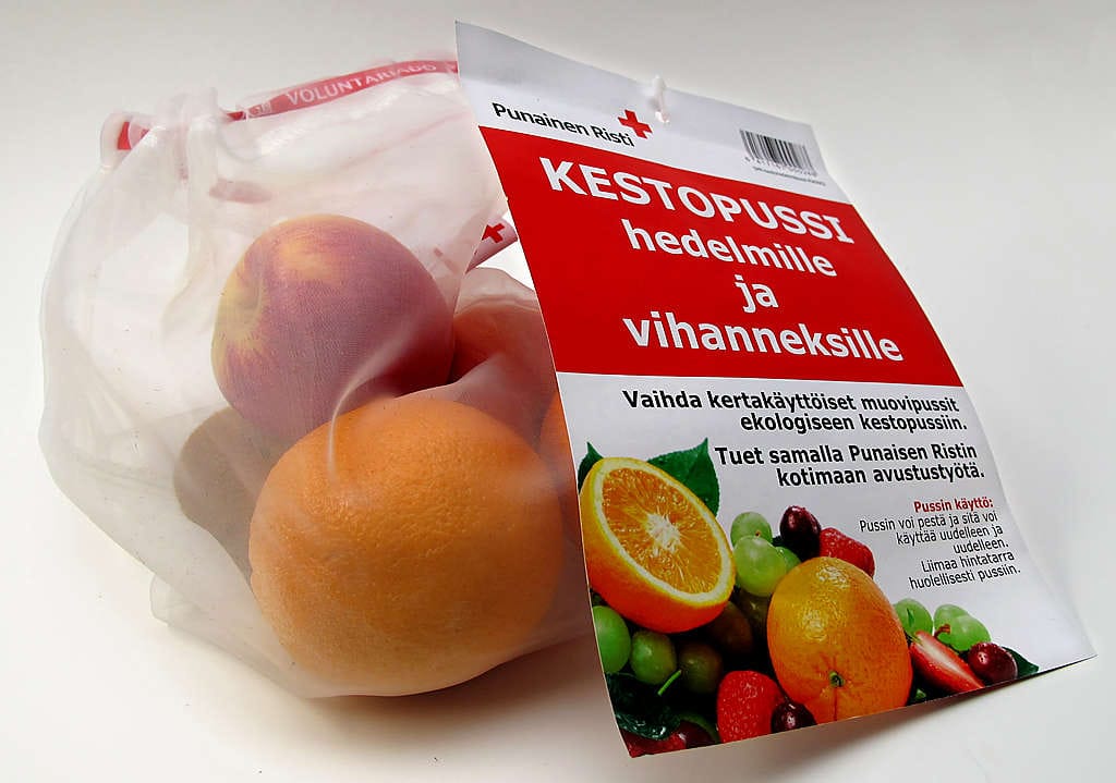 SPR haluaa kestopusseillaan paitsi kerätä rahaa avustustyöhön myös tukea ympäristön suojelemista.