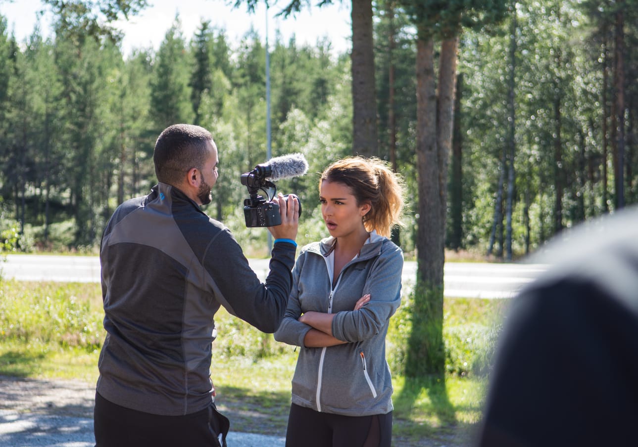 Rami Jaber ja Sara Chafak kuvasivat Tough Love -nettisarjaa Kuusamossa aiemmin kesällä. Vastaavia ja paljon isompiakin tuotantoja halutaan tulevaisuudessa lisää valtion myöntämän tuotantoporkkanan avittamana.